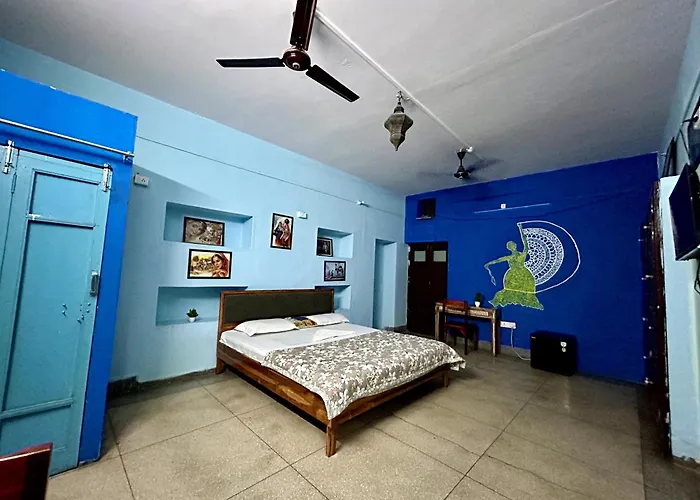 Blue Town Hostel & Cafe